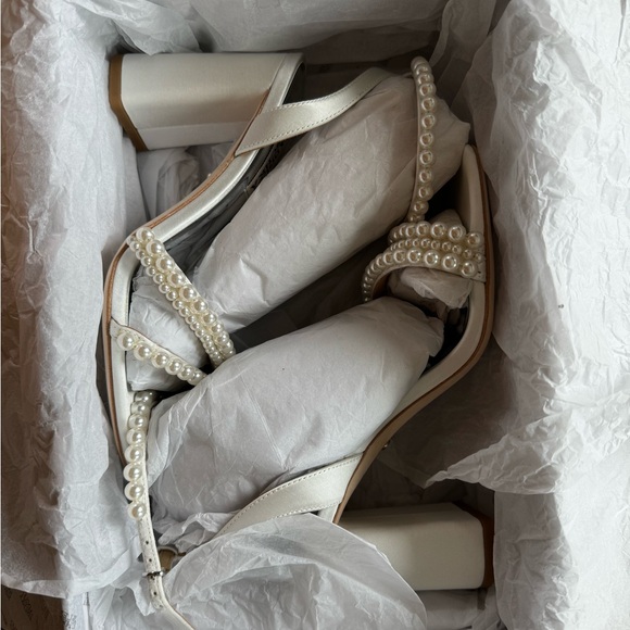 5.5 Badgley Mischka Feisty Pearl Block Heels - Picture 4 of 6